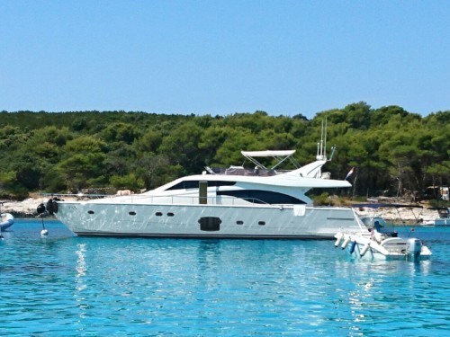 Ferretti 68 motoros hajó bérlés Horvátországban,  luxusnyaralás,  yacht bérlés,  hajóbérlés Horvátország